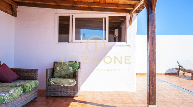 Ruim penthouse met een zeer groot dakterras in Santa Eulalia te koop