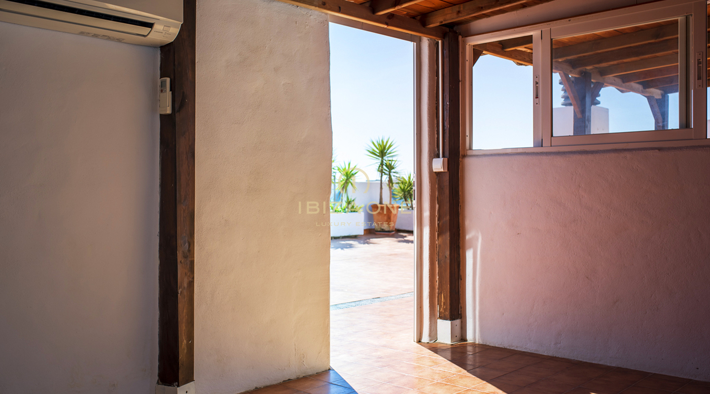 Ruim penthouse met een zeer groot dakterras in Santa Eulalia te koop