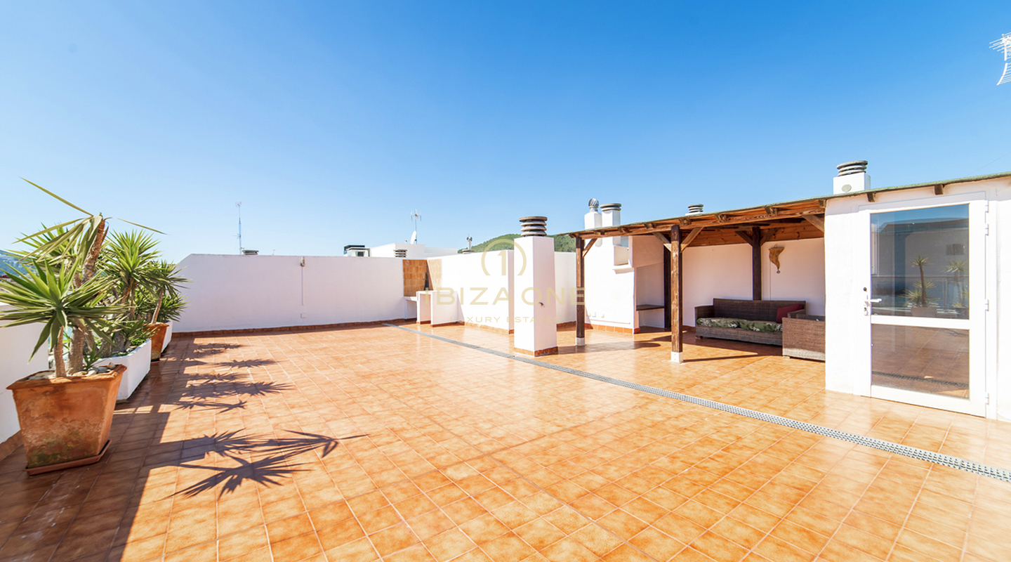 Ático espacioso con una azotea muy grande en Santa Eulalia en venta