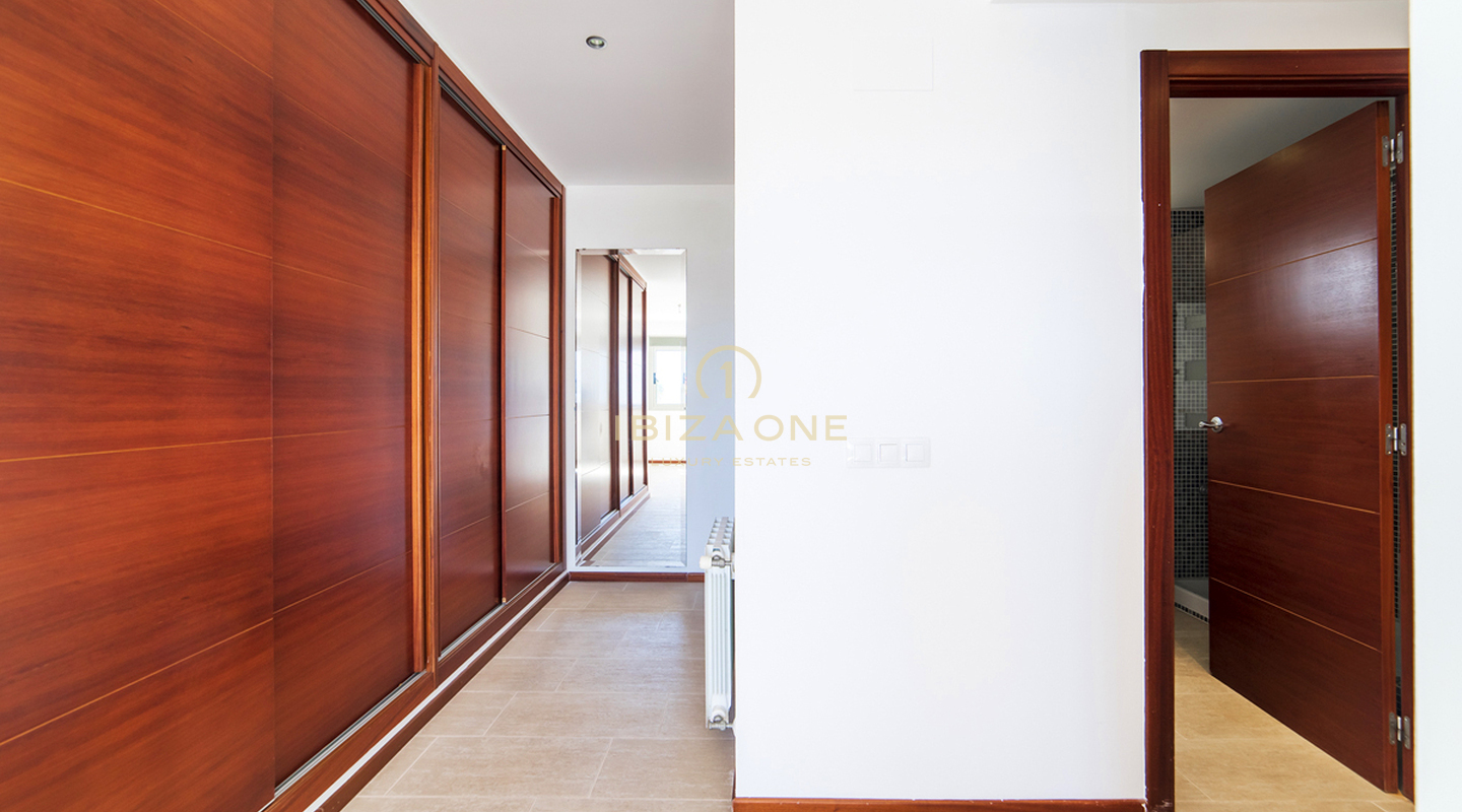 Ruim penthouse met een zeer groot dakterras in Santa Eulalia te koop