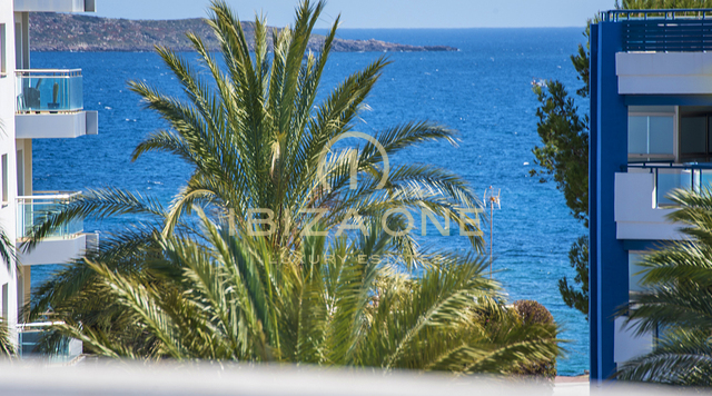 Ruim penthouse met een zeer groot dakterras in Santa Eulalia te koop
