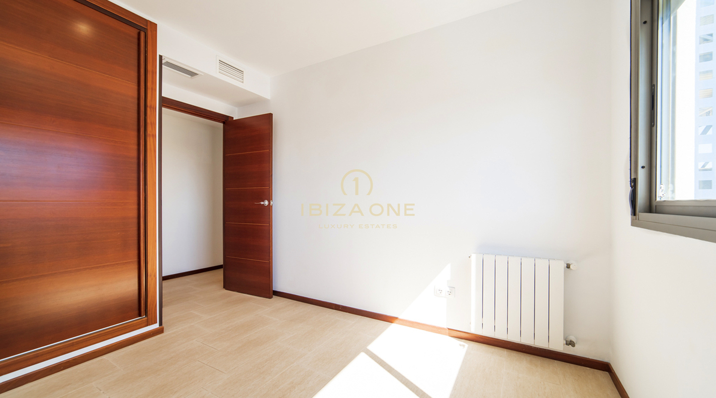 Ruim penthouse met een zeer groot dakterras in Santa Eulalia te koop