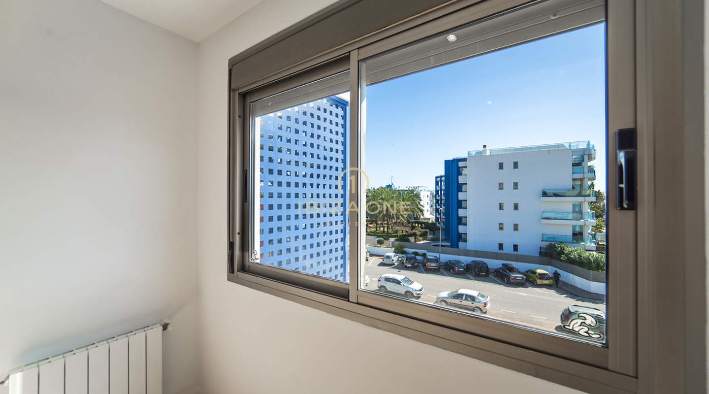 Ruim penthouse met een zeer groot dakterras in Santa Eulalia te koop