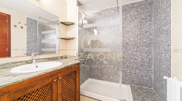 Ruim penthouse met een zeer groot dakterras in Santa Eulalia te koop