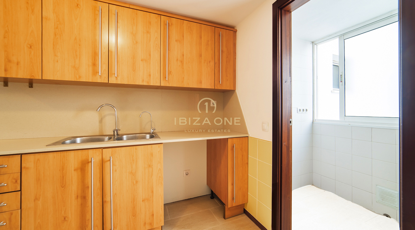 Ruim penthouse met een zeer groot dakterras in Santa Eulalia te koop