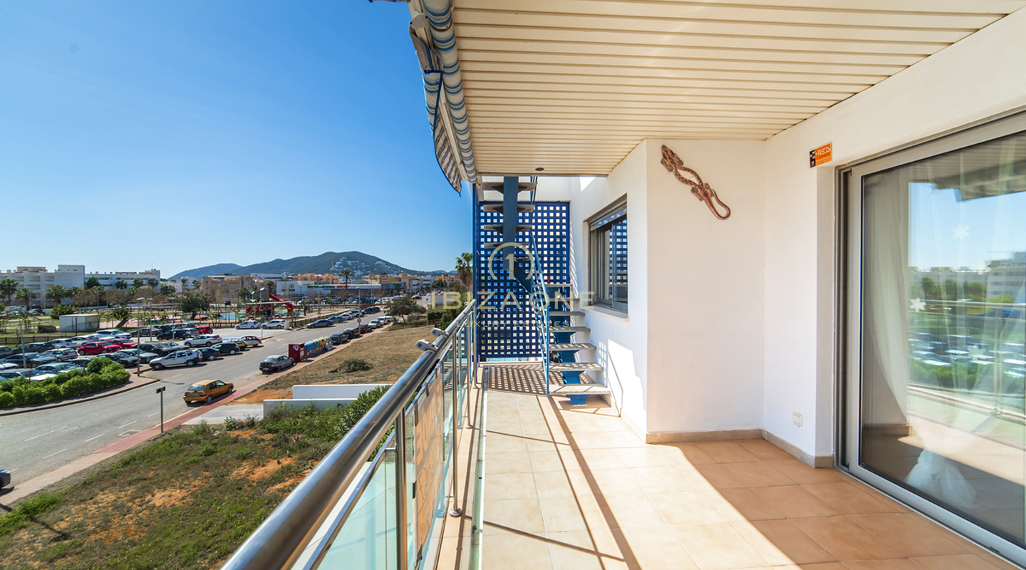 Ático espacioso con una azotea muy grande en Santa Eulalia en venta