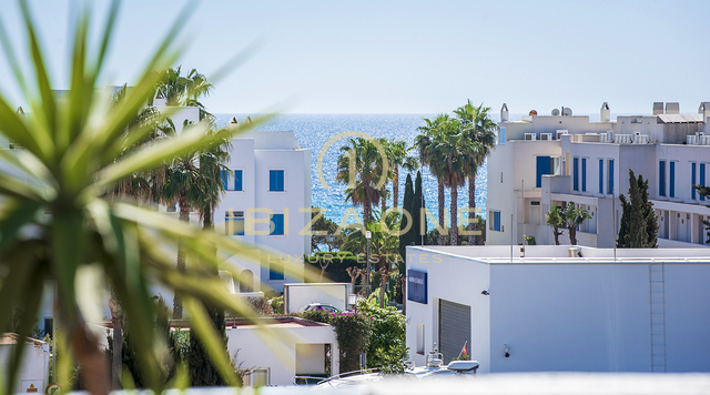 Ruim penthouse met een zeer groot dakterras in Santa Eulalia te koop