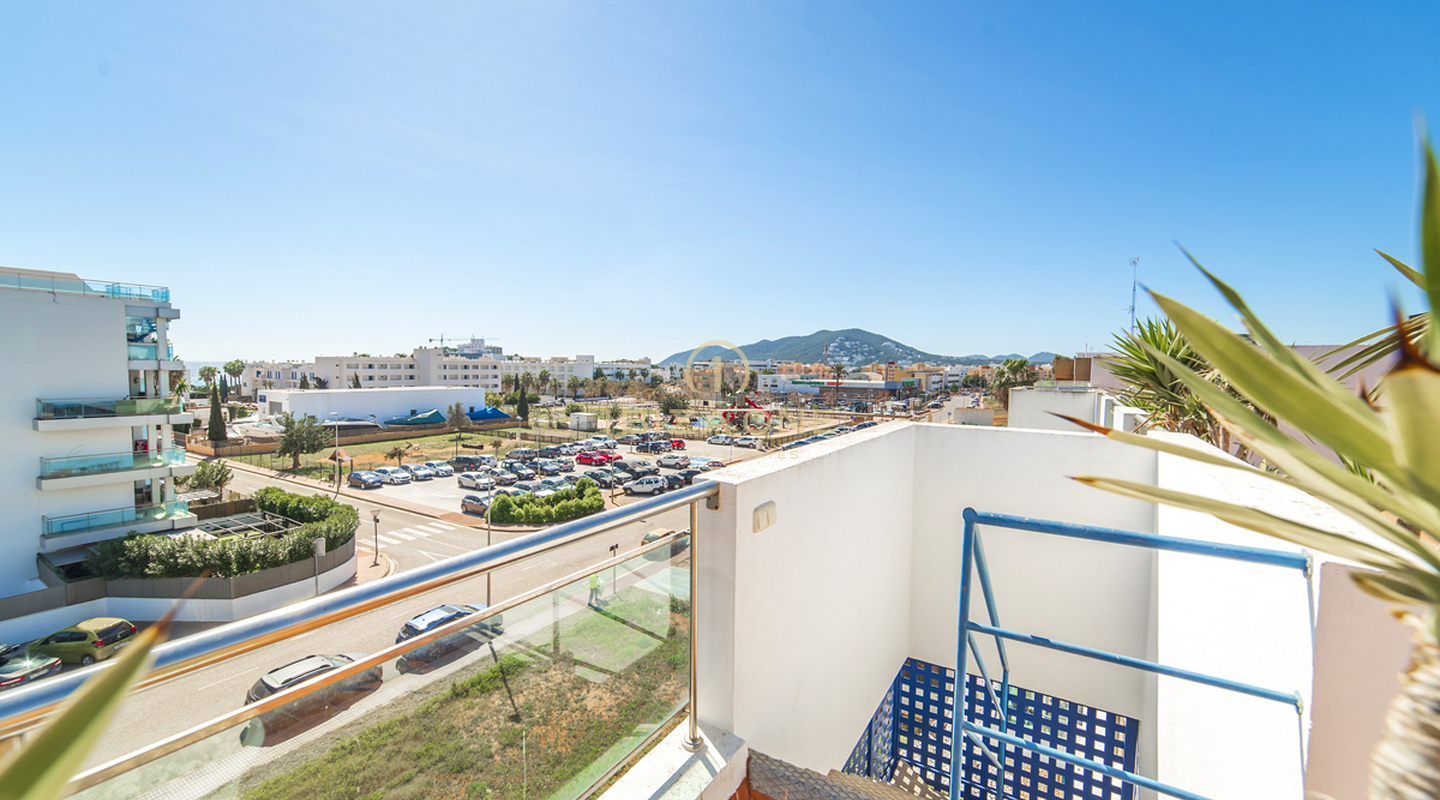 Ático espacioso con una azotea muy grande en Santa Eulalia en venta