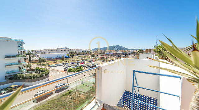 Ruim penthouse met een zeer groot dakterras in Santa Eulalia te koop