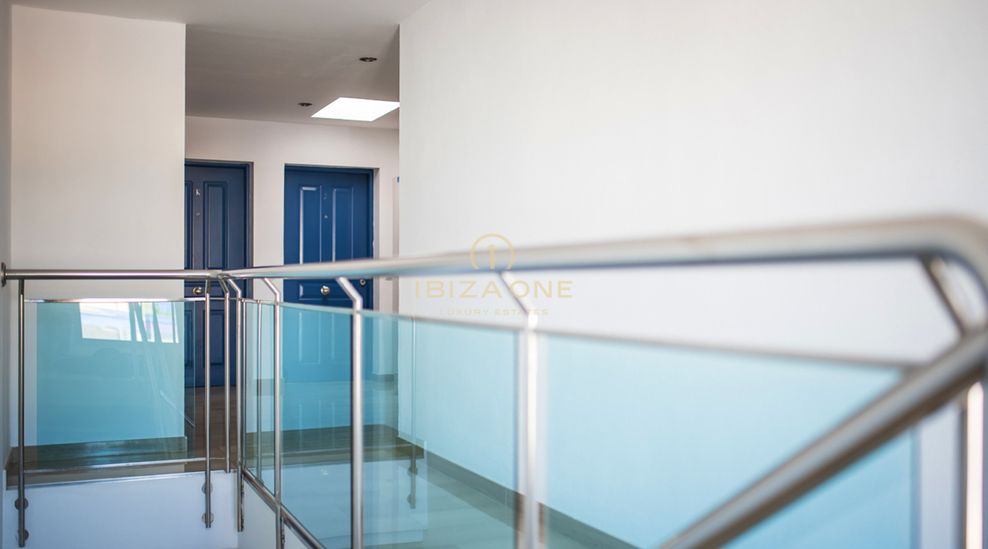 Ruim penthouse met een zeer groot dakterras in Santa Eulalia te koop
