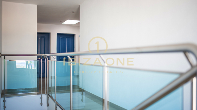 Ruim penthouse met een zeer groot dakterras in Santa Eulalia te koop