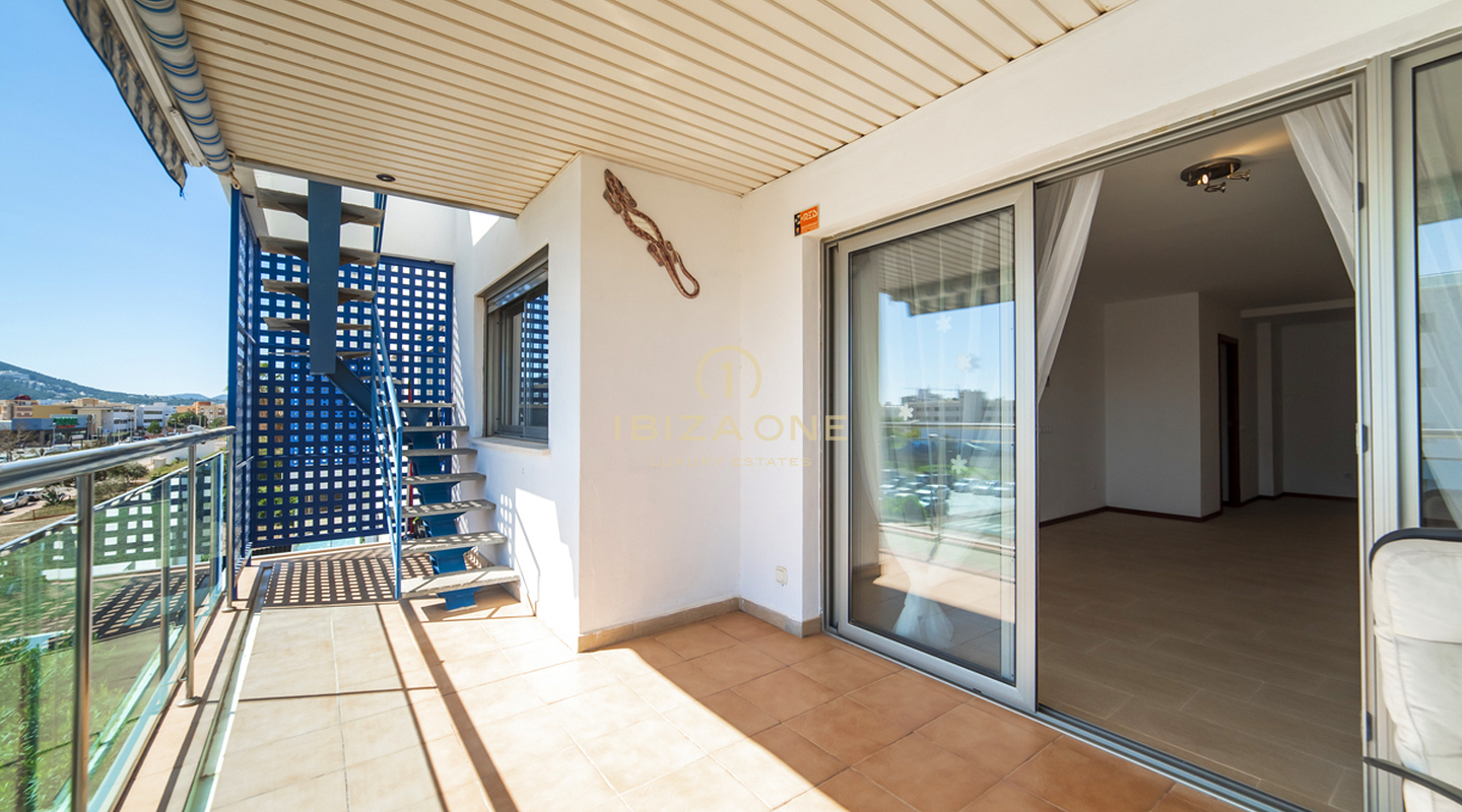 Ático espacioso con una azotea muy grande en Santa Eulalia en venta