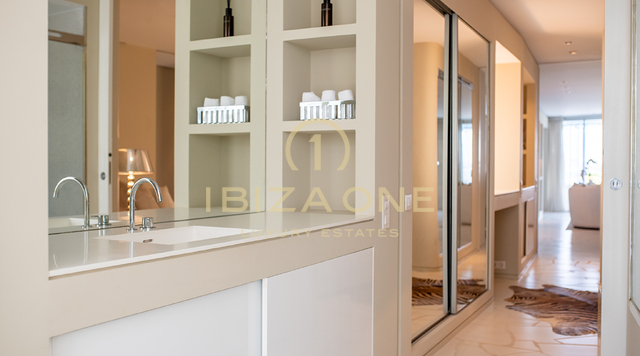 Appartement de luxe moderne à vendre à Las Boas avec vue sur la vieille ville, Ibiza