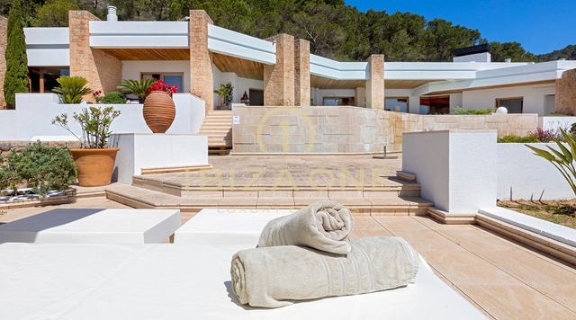 Villa de luxe exceptionnelle avec de superbes vues sur la mer, la ville d'Ibiza et Formentera à vendre