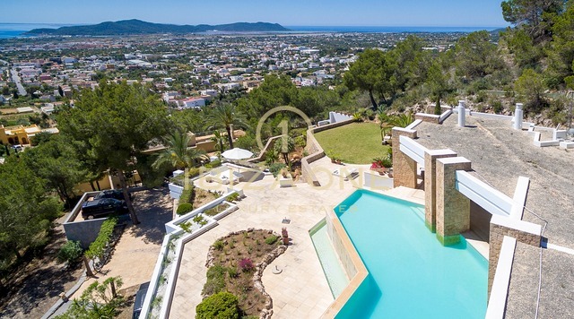Villa de luxe exceptionnelle avec de superbes vues sur la mer, la ville d'Ibiza et Formentera à vendre