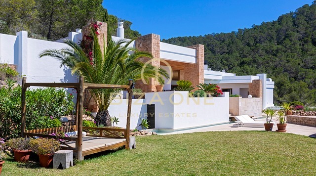 Villa de luxe exceptionnelle avec de superbes vues sur la mer, la ville d'Ibiza et Formentera à vendre