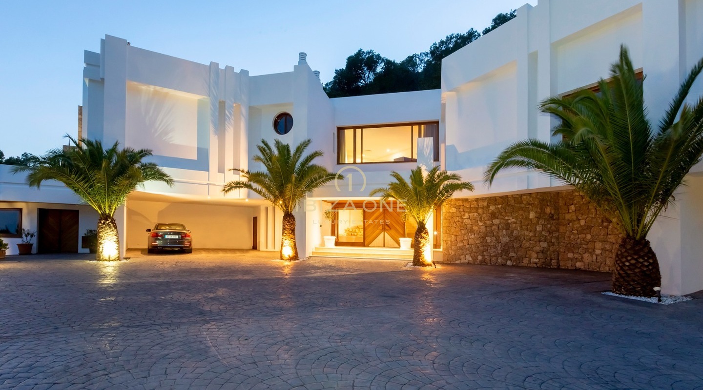 Outstanding luxury villa with great views of the sea, Ibiza town and Formentera for sale