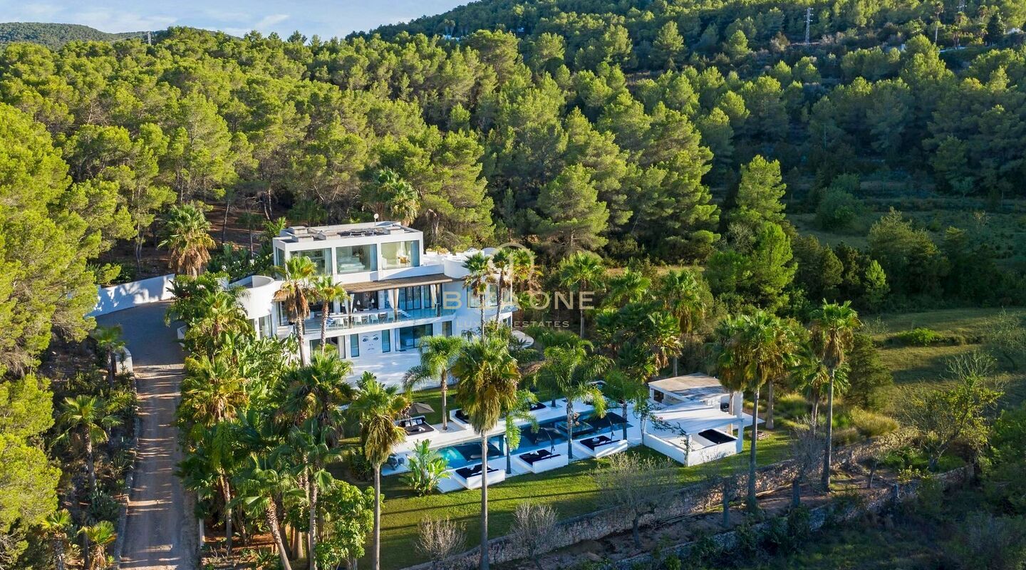Excepcional finca de lujo de dos villas con dos piscinas privadas y vistas panorámicas al mar en venta en San Agustín, Ibiza.