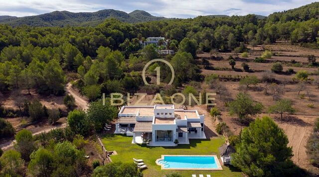Uitzonderlijk luxe landgoed met twee villa's, twee privézwembaden en panoramisch uitzicht op zee te koop in San Agustín, Ibiza.