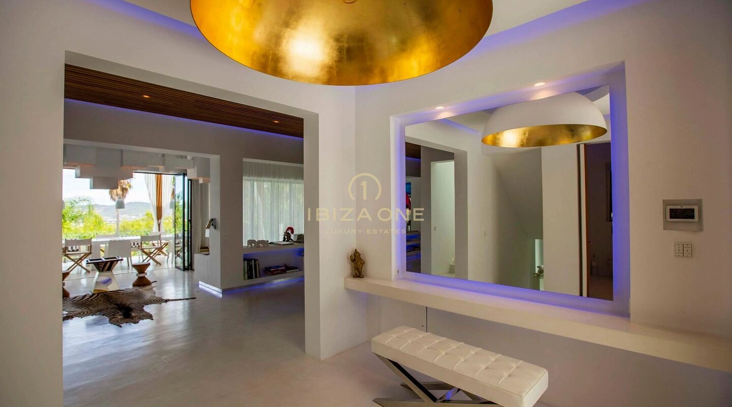 Excepcional finca de lujo de dos villas con dos piscinas privadas y vistas panorámicas al mar en venta en San Agustín, Ibiza.