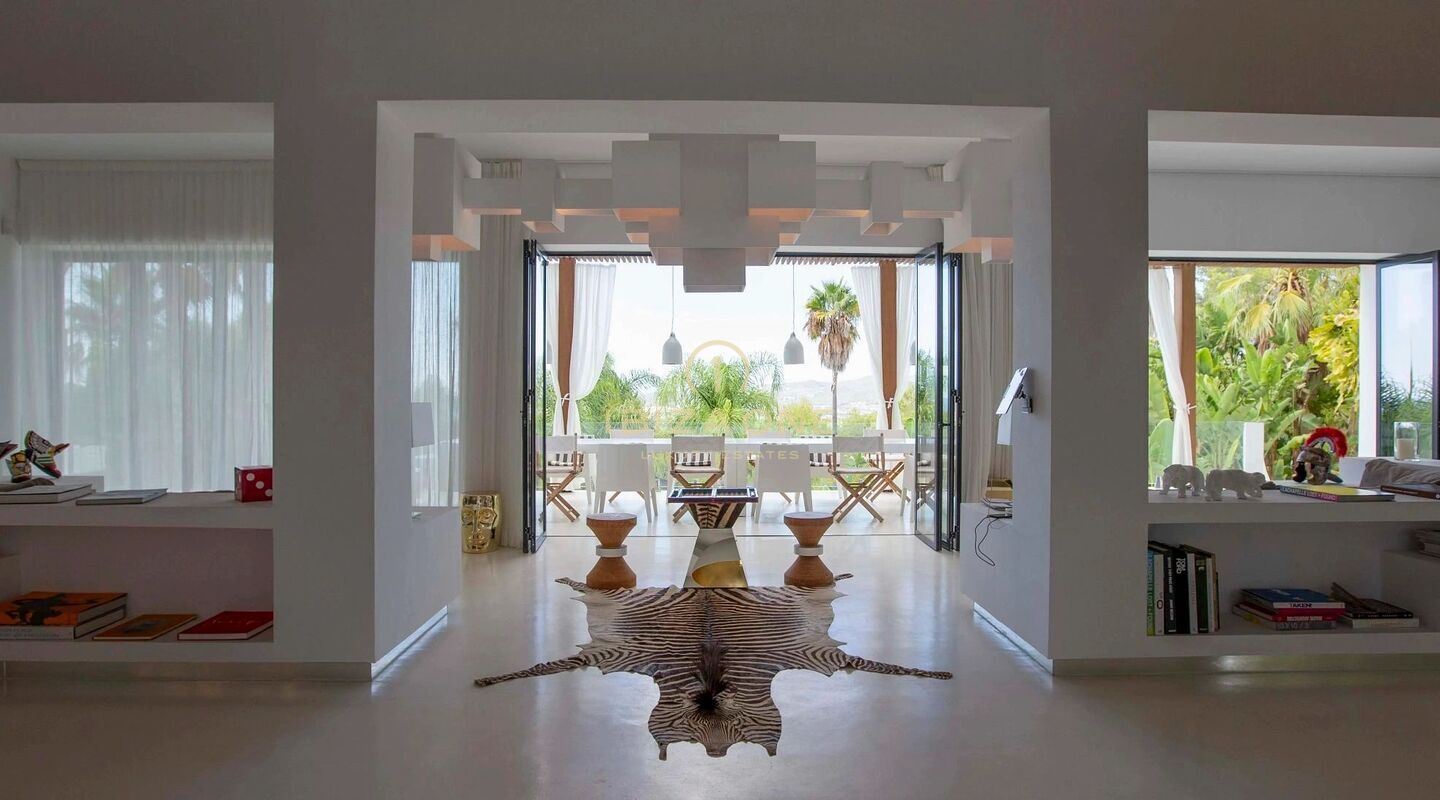 Exceptionnelle propriété de luxe composée de deux villas avec deux piscines privées et vue panoramique sur la mer, à vendre à San Agustín, Ibiza.