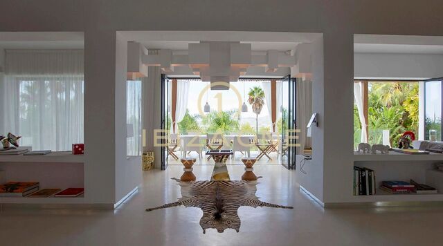 Exceptionnelle propriété de luxe composée de deux villas avec deux piscines privées et vue panoramique sur la mer, à vendre à San Agustín, Ibiza.