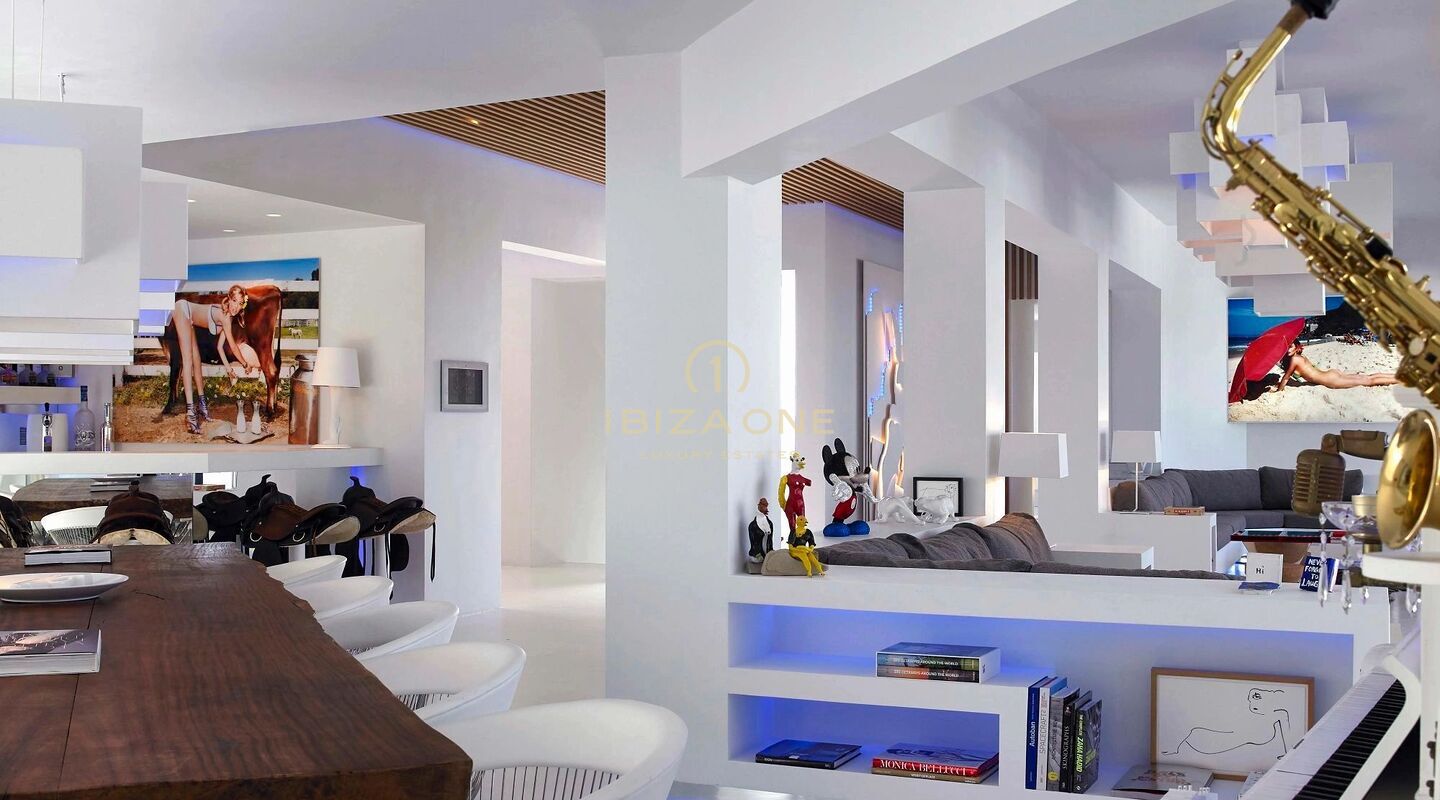 Excepcional finca de lujo de dos villas con dos piscinas privadas y vistas panorámicas al mar en venta en San Agustín, Ibiza.