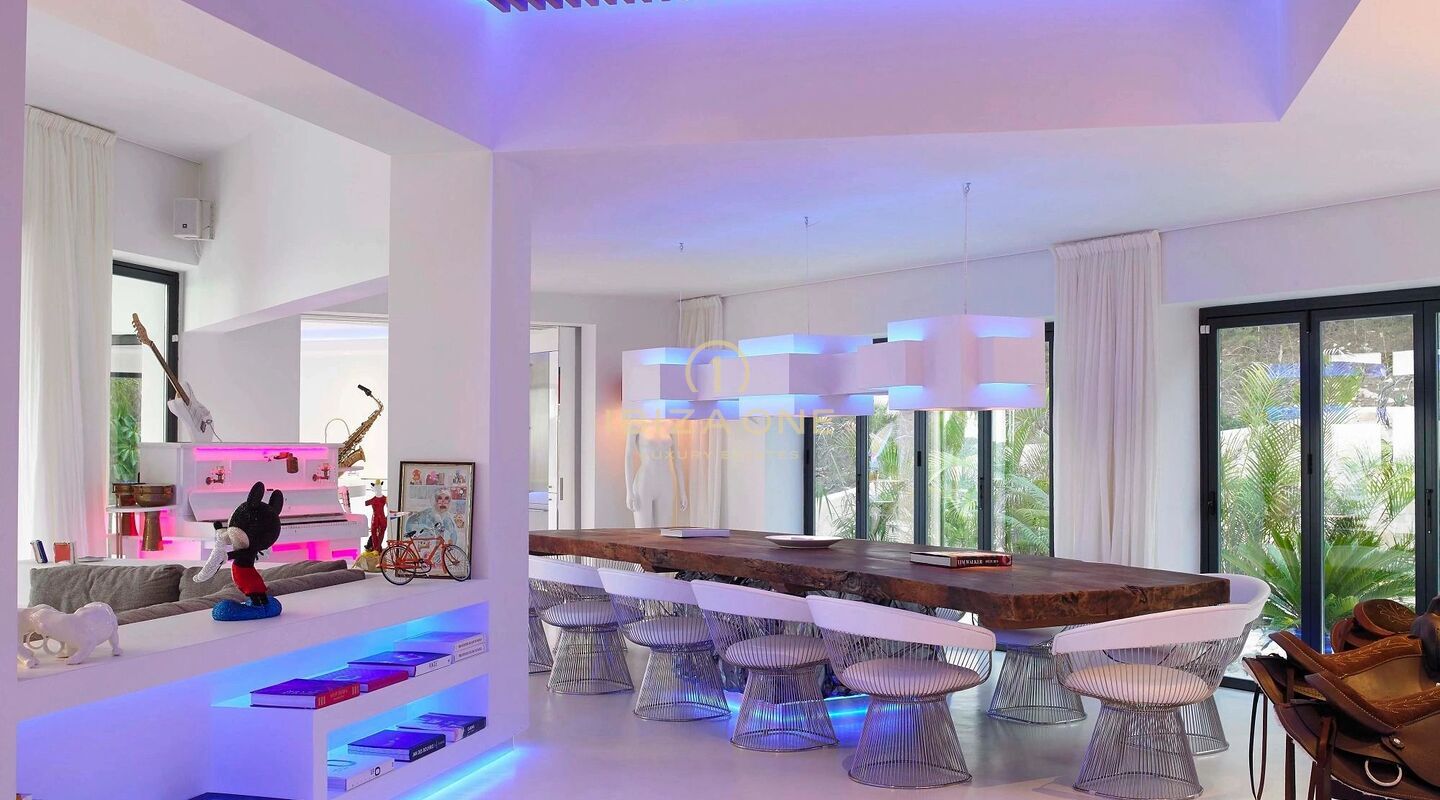 Excepcional finca de lujo de dos villas con dos piscinas privadas y vistas panorámicas al mar en venta en San Agustín, Ibiza.