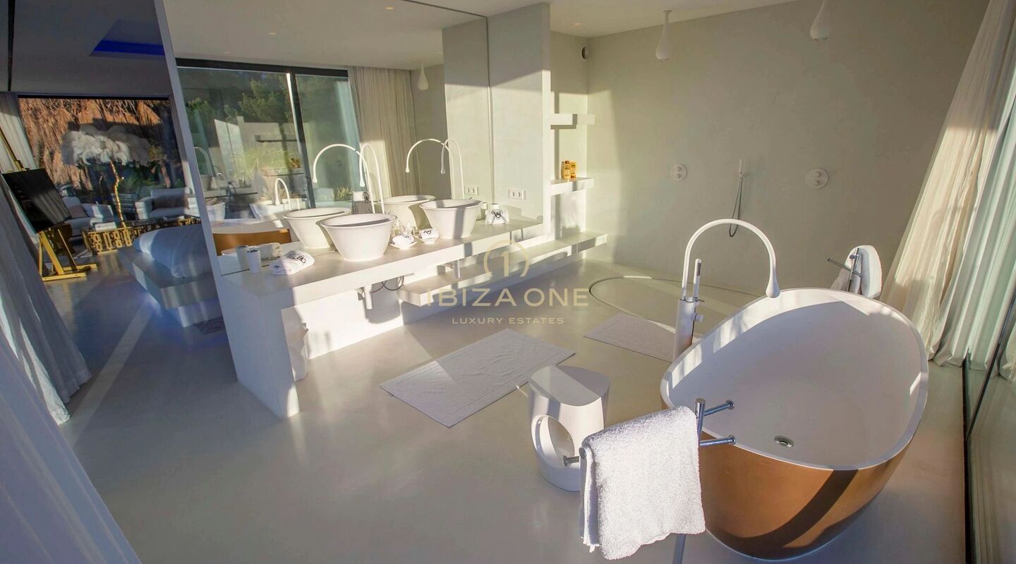Außergewöhnliches Luxusanwesen mit zwei Villen, zwei privaten Pools und Panoramablick auf das Meer in San Agustín, Ibiza zu verkaufen