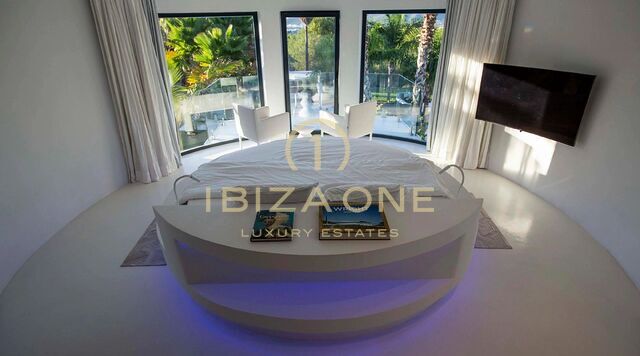 Uitzonderlijk luxe landgoed met twee villa's, twee privézwembaden en panoramisch uitzicht op zee te koop in San Agustín, Ibiza.