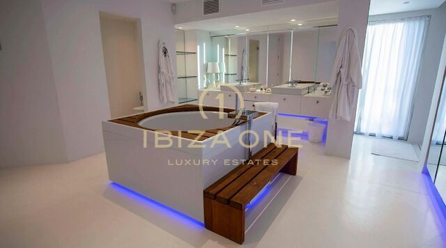Uitzonderlijk luxe landgoed met twee villa's, twee privézwembaden en panoramisch uitzicht op zee te koop in San Agustín, Ibiza.