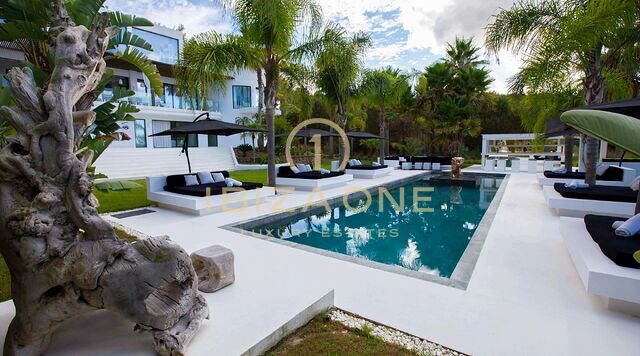 Uitzonderlijk luxe landgoed met twee villa's, twee privézwembaden en panoramisch uitzicht op zee te koop in San Agustín, Ibiza.