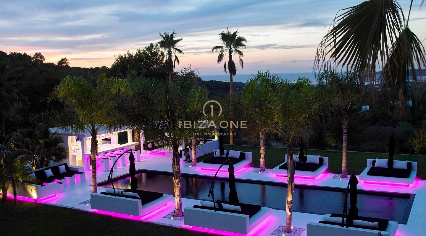 Eccezionale tenuta di lusso composta da due ville con due piscine private e vista panoramica sul mare in vendita a San Agustín, Ibiza