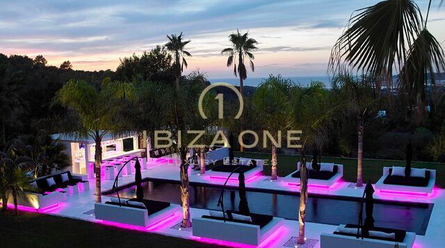 Excepcional finca de lujo de dos villas con dos piscinas privadas y vistas panorámicas al mar en venta en San Agustín, Ibiza.