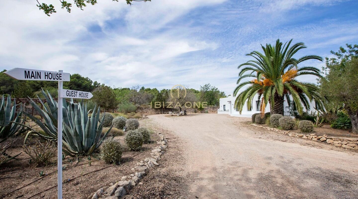 Uitzonderlijk luxe landgoed met twee villa's, twee privézwembaden en panoramisch uitzicht op zee te koop in San Agustín, Ibiza.