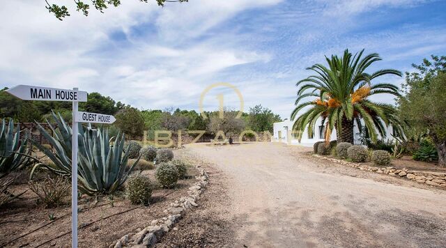 Exceptionnelle propriété de luxe composée de deux villas avec deux piscines privées et vue panoramique sur la mer, à vendre à San Agustín, Ibiza.