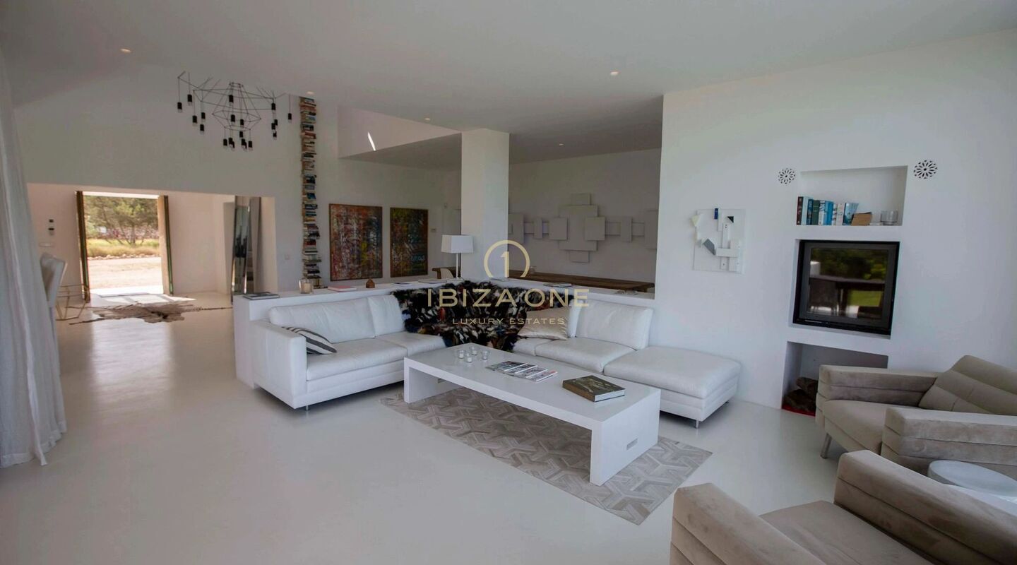Excepcional finca de lujo de dos villas con dos piscinas privadas y vistas panorámicas al mar en venta en San Agustín, Ibiza.