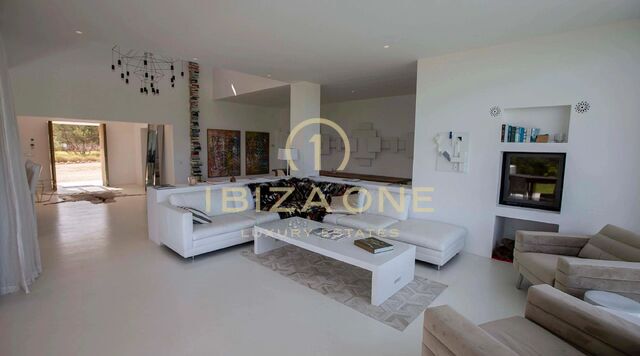 Excepcional finca de lujo de dos villas con dos piscinas privadas y vistas panorámicas al mar en venta en San Agustín, Ibiza.