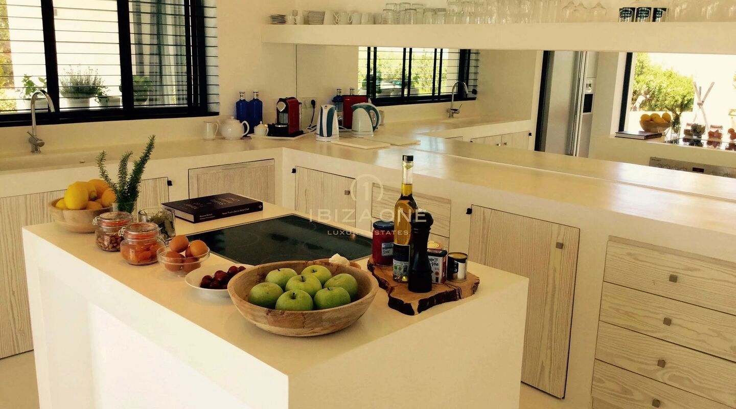 Роскошный особняк, состоящий из двух вилл с двумя частными бассейнами и панорамным видом на море, продается в Сан-Агустине, Ибица.