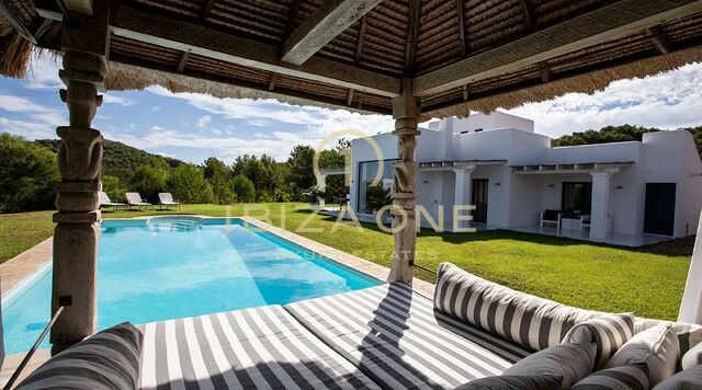Uitzonderlijk luxe landgoed met twee villa's, twee privézwembaden en panoramisch uitzicht op zee te koop in San Agustín, Ibiza.