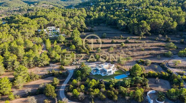 Excepcional finca de lujo de dos villas con dos piscinas privadas y vistas panorámicas al mar en venta en San Agustín, Ibiza.