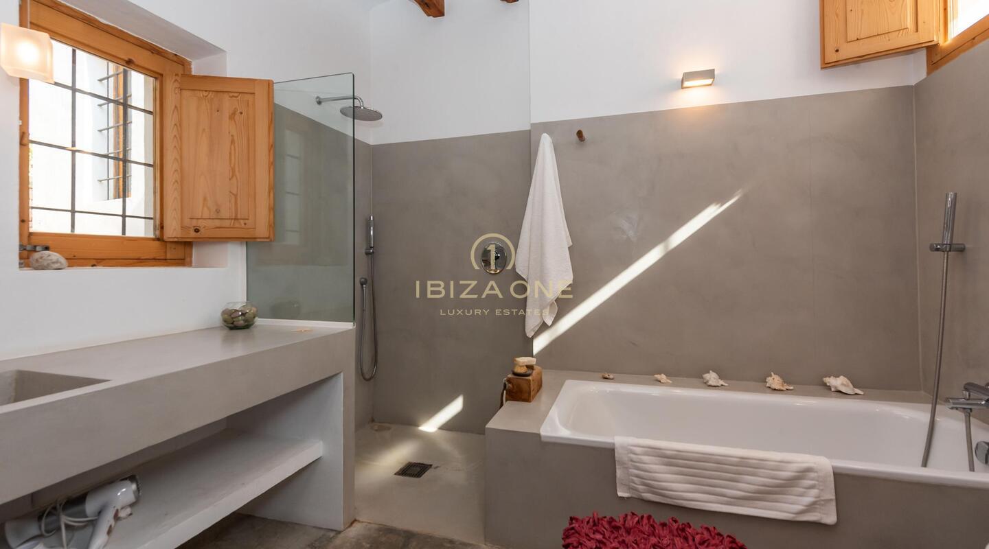 Beautiful finca with rental license for sale