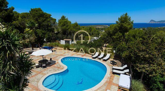 Villa in posizione tranquilla con vista mare e licenza di noleggio in vendita