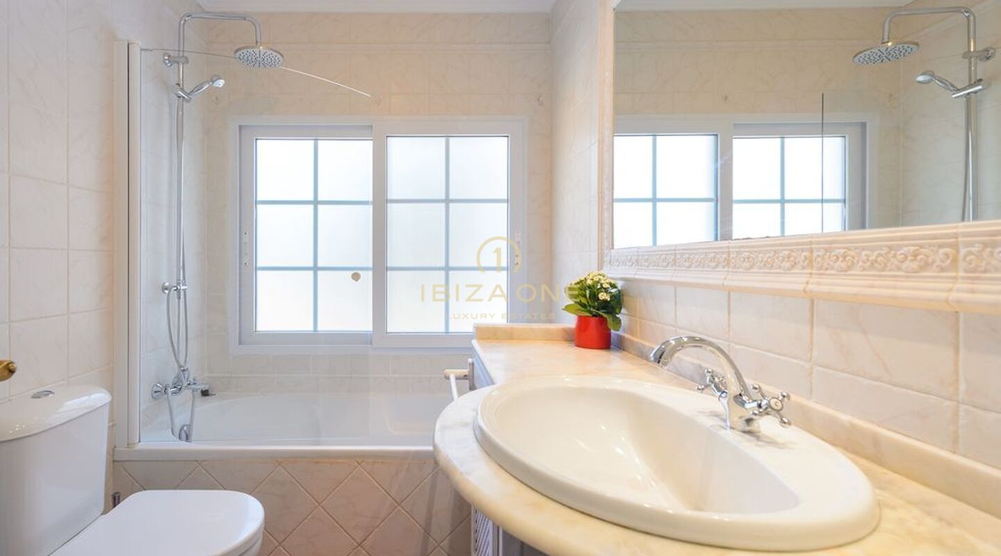 Villa in posizione tranquilla con vista mare e licenza di noleggio in vendita
