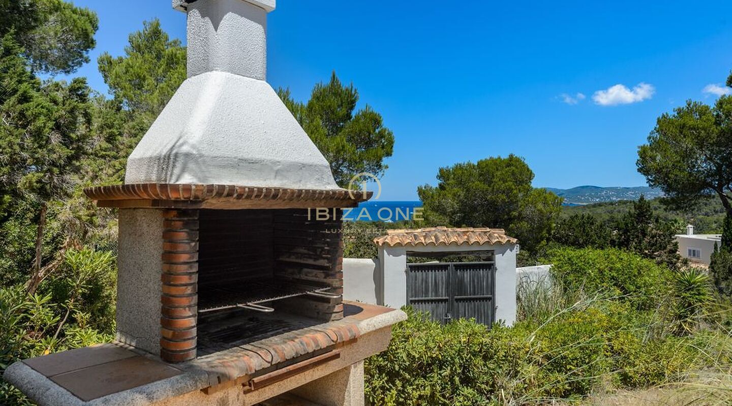 Rustig gelegen villa met zeezicht en verhuurvergunning te koop