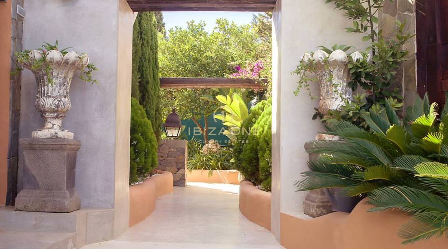 Mediterrane villa met twee gastenverblijven, uitzicht op zee en toeristische verhuurvergunning te koop