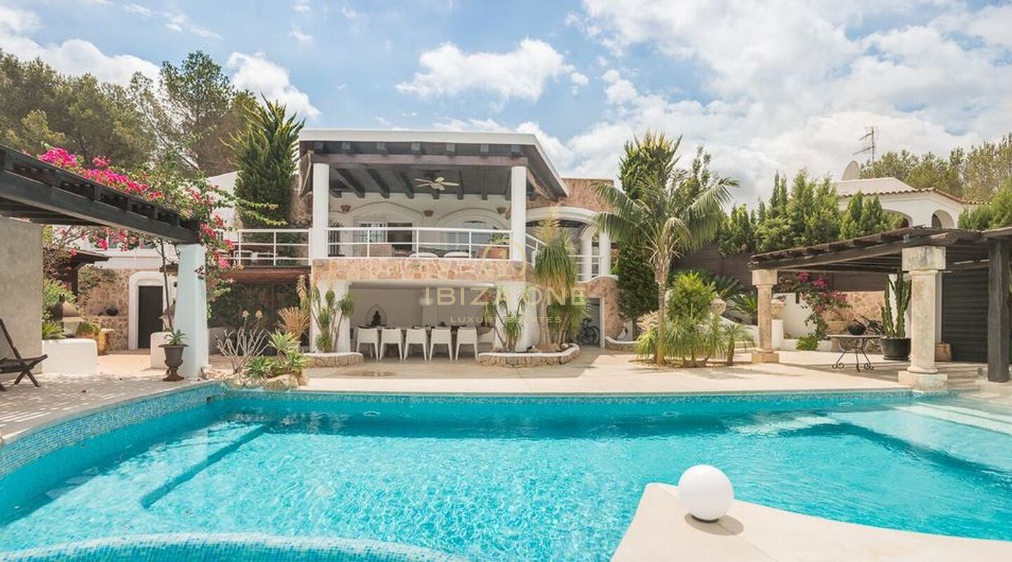 Mediterrane villa met twee gastenverblijven, uitzicht op zee en toeristische verhuurvergunning te koop