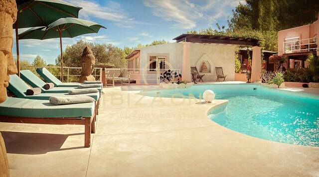 Villa mediterranea con due guest house, vista mare e licenza di noleggio turistico in vendita