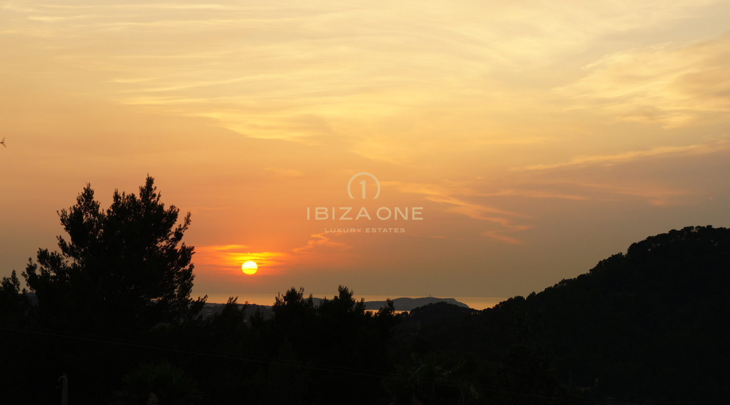 Mediterranean villa with two guest houses, sea views and touristic rental license for sale