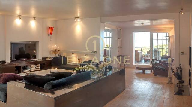 Mediterranean villa with two guest houses, sea views and touristic rental license for sale